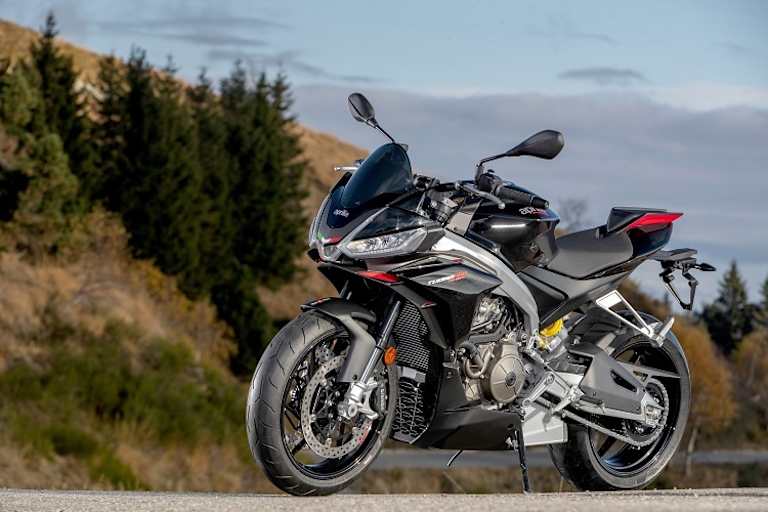 Die Aprilia Tuono 660 Factory gibt es ausschliesslich in Schwarz