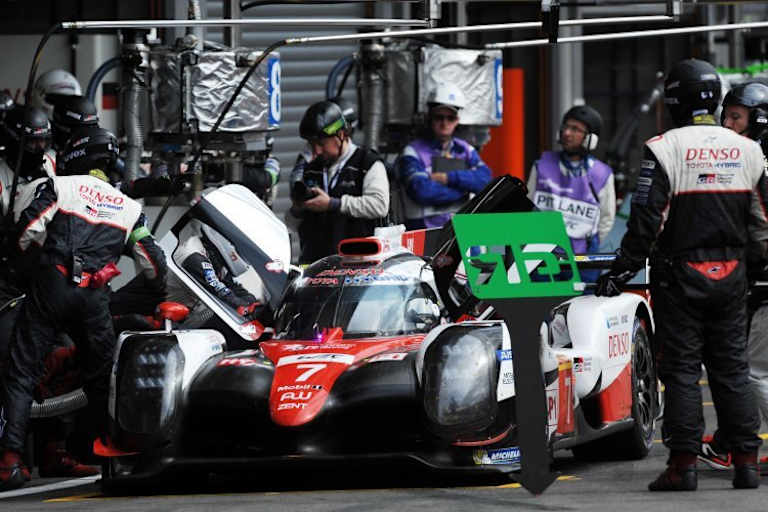 Mike Conways Toyota TS050 Hybrid in der Box