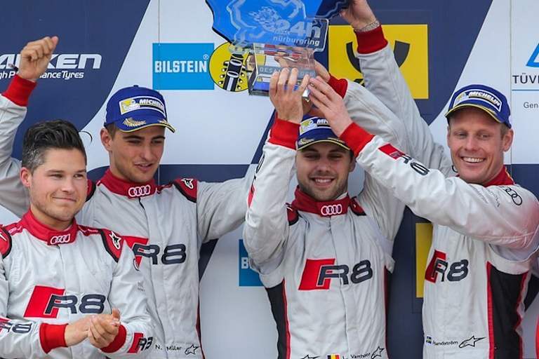 Nico Müller (2.v.l.) nach seinem Sieg auf dem Podium
