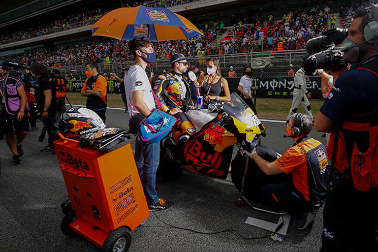 Startplatz in Montmeló: Oliveira beim Interview mit Andrea Schlager von ServusTV