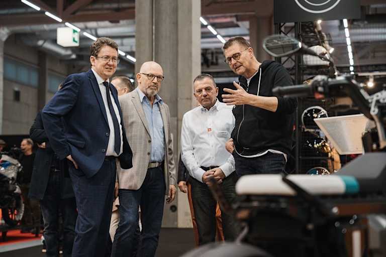 Der Schweizer Verkehrsminister Albert Rösti (ganz links) ist seit Jahrzehnten das erste Schweizer Regierungsmitglied, das eine Motorradmesse besucht