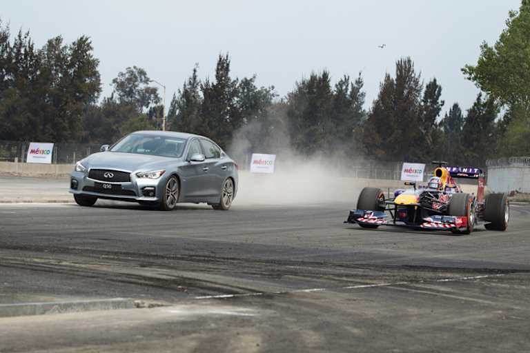 Der Australier hat als erster gegenwärtiger Formel-1-Fahrer die Bahn unter die Räder genommen