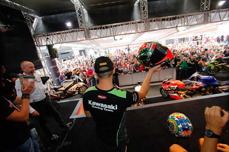 In der Paddock-Show kann man die Fahrer hautnah erleben