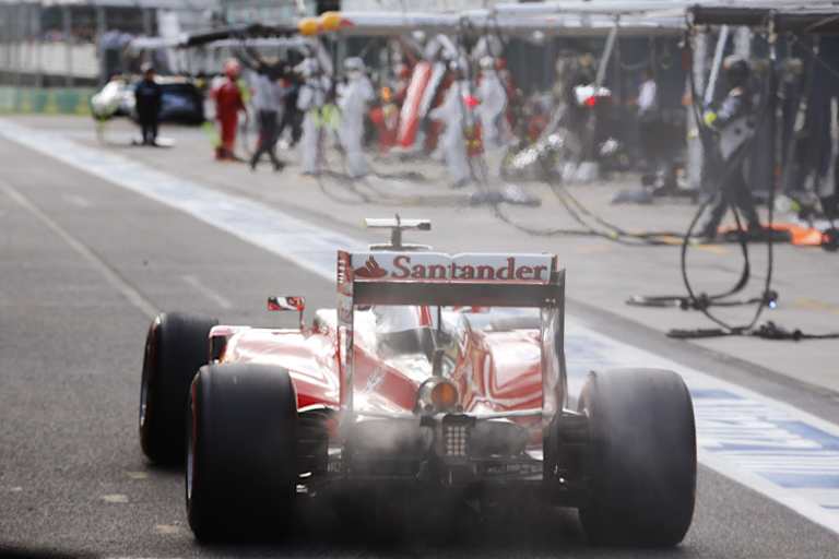 Kimi Räikkönen kommt mit rauchendem Motor an die Box