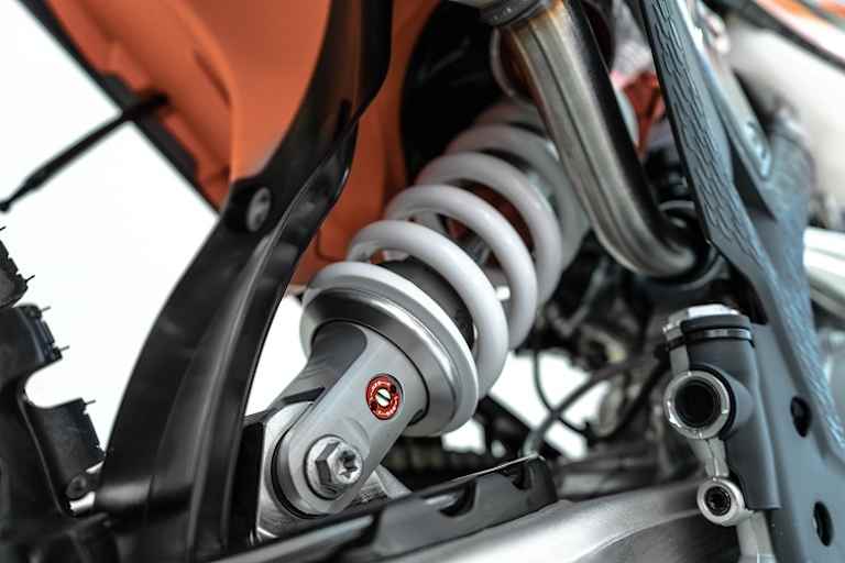 Das Supertrax-System erkennt ein Hinterrad ohne Bodenkontakt und öffnet einen Bypass für schnelleres Ausfedern an den äusseren Anschlag