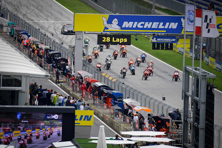 Start zum Steiermark-GP: Pedrosa fuhr eine Reihe vor Rossi los