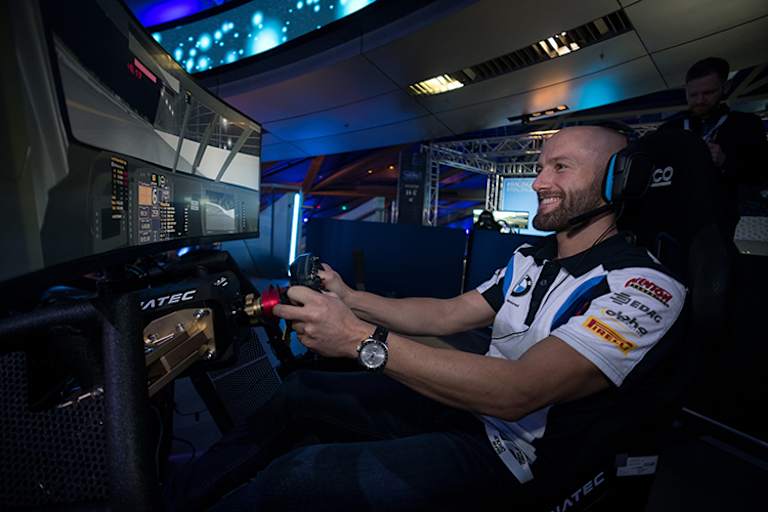 Tom Sykes in einem käuflichen Renn-Simulator