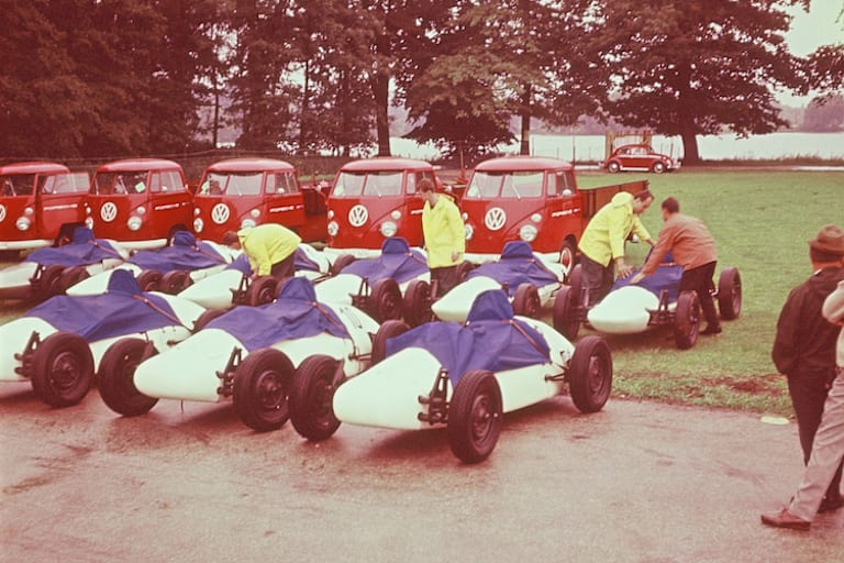 Der Porsche-Wanderzirkus: 12 Formel V-Rennwagen der Marken Beach- und Formcar stehen 1965 startbereit am Nürnberger Dutzendteich