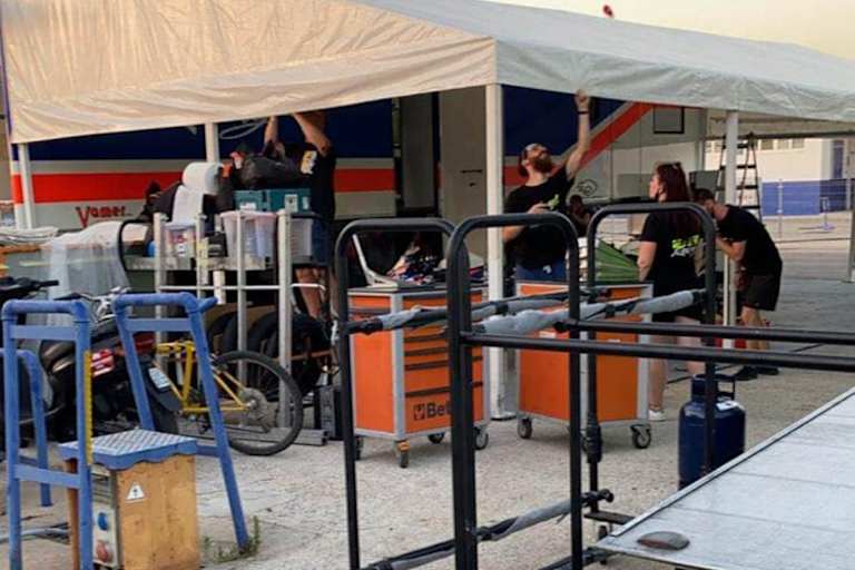 Bei 2R Racing wird zusammengepackt, bevor es losgeht