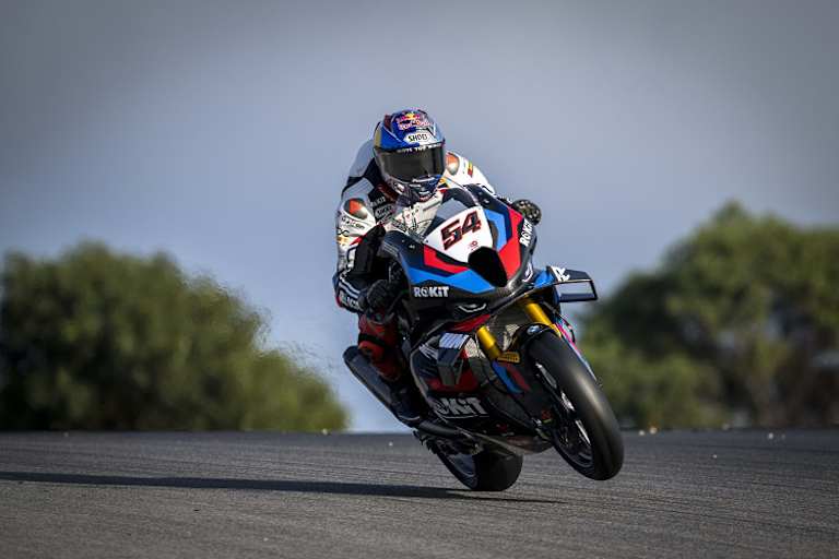 Volle Beschleunigung in mittlerer Schräglage: Würden waagrecht stehende Winglets das Vorderrad am Boden halten?