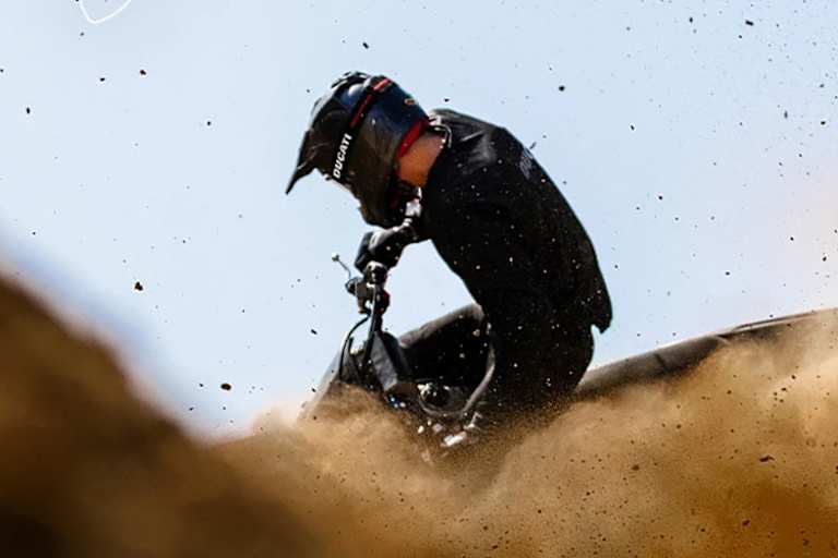 Antonio Cairoli testete die Ducati Desmo 450 in Mantova