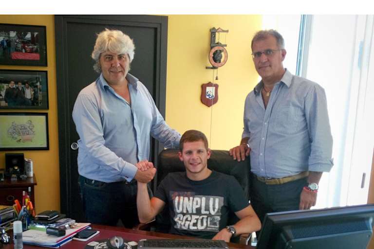 Stefan Bradl mit Giovanni Cuzari (links) und Marco Curioni von Forward Racing