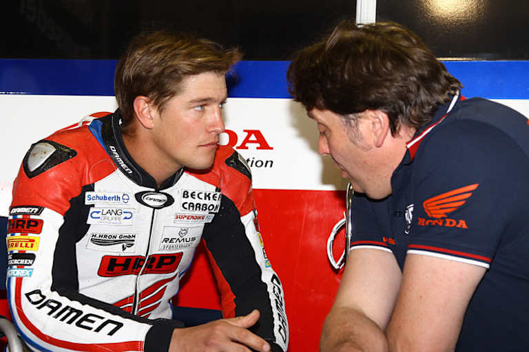 Der Österreicher berät sich mit Teamchef Jens Holzhauer