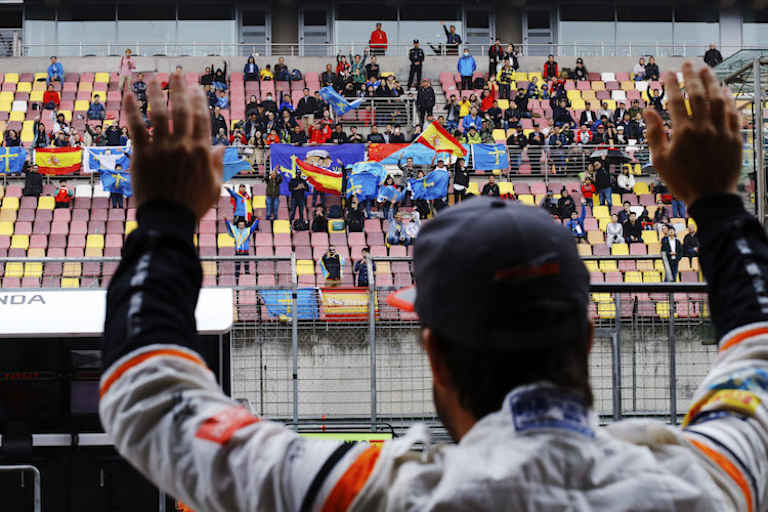 Fernando Alonso winkt seinen Fans zu