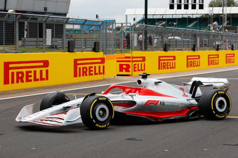 Stilstudie der Formel 1 eines 2022er Autos, samt Rädern mit Radkappen