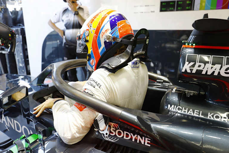 Fernando Alonso hatte Mühe beim Aussteigen