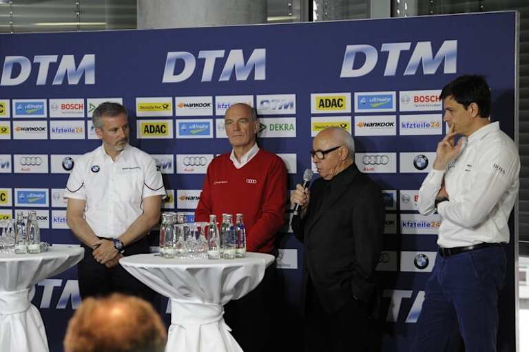 Hans Werner Aufrecht mit den Motorsport-Verantwortlichen