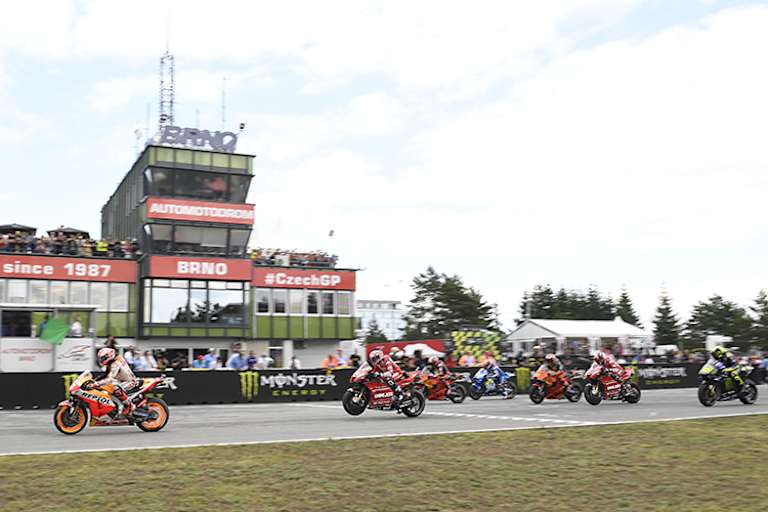Auf der Start-Ziel-Geraden war nur ein Streifen richtig trocken