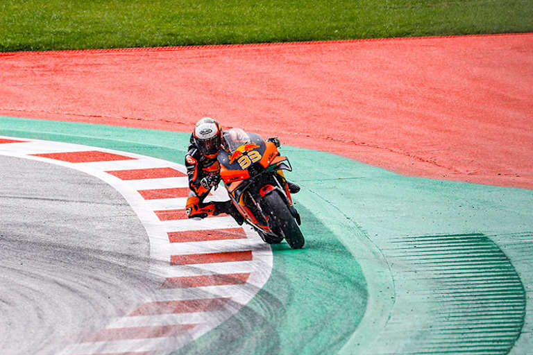 Brad Binder in der Zielkurve: Er kam auf das Grün und erhielt 3 Strafsekunden 