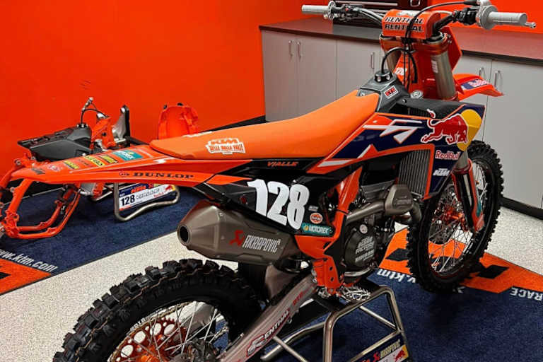 Die KTM von Vialle mit der Startnummer 128