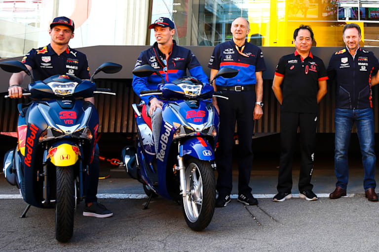 Max Verstappen (links), Franz Tost (Mitte), Christian Horner (rechts)