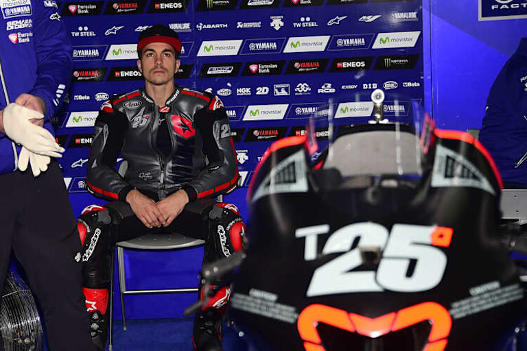 Maverick Viñales in der Yamaha-Box