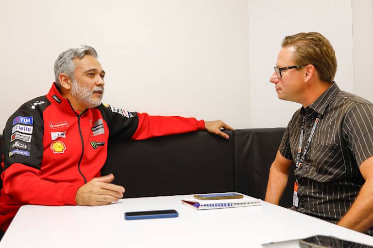 Ducati-Sportdirektor Mauro Grassilli (li.) mit SPEEDWEEK.com-Chefredakteur Ivo Schützbach