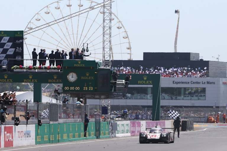 Sieger der 24h von Le Mans: Timo Bernhard fährt den Porsche 919 Hybrid über die Ziellinie