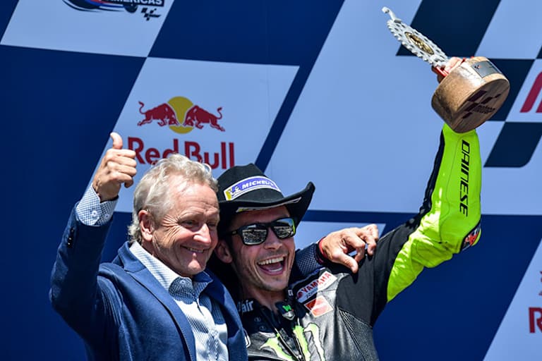 Kevin Schwantz 2019 auf dem Podest in Texas mit Valentino Rossi, der Zweiter wurde