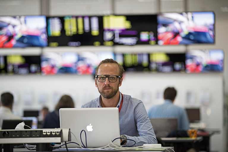 Jonas Hüttel in einem Pressesaal