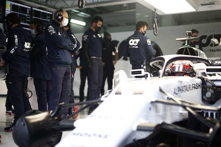 Franz Tost beobachtet die Arbeit von Tsunoda