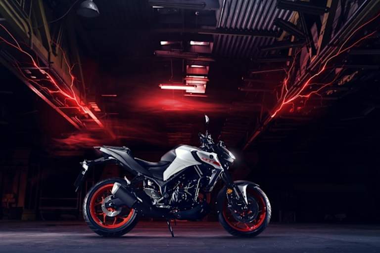 Die Yamaha MT-03 könnte ein braves Einsteigermotorrad sein mit ihrem Zweizylinder mit 321 ccm - doch ihr Auftritt ist selbstbewusst und aggressiv