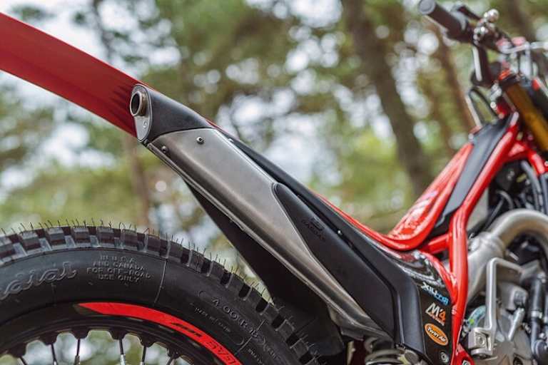 Auch die Auspuffendkappe, die zuvor manchmal Ärger machte, wurde geändert