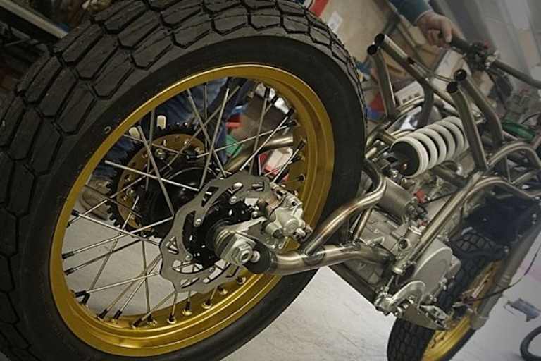 Strassenzulassung? Wird schwierig! Aber man kann sie ja auch auf der Rundstrecke oder dem Flattrack-Oval fahren. Oder sie einfach nur anschauen. 