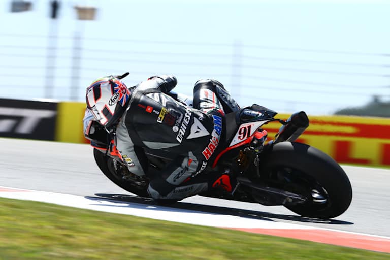 Andere lägen mit gebrochenen Rippen jammernd auf dem Sofa