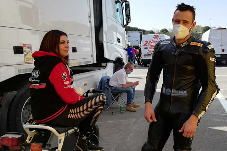 Krummi mit Frau Serena im Paddock des Catalunya-Circuit