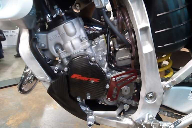 Die XE 125 trägt einen Zylinder von Zulieferer Athena – mit großer Wahrscheinlichkeit modifiziert von Zweitakt-Großmeister Jan Witteveen 