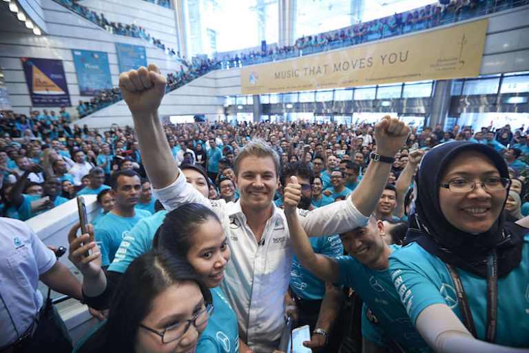 Rosberg mit den Mitarbeitern von Petronas