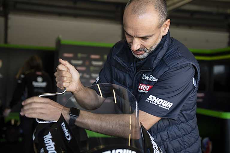 Showa-Techniker in der KRT-Box