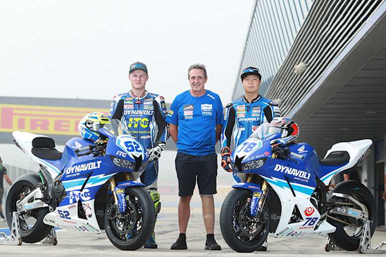 Triumph-Teamchef Simon Buckmaster (Mitte)