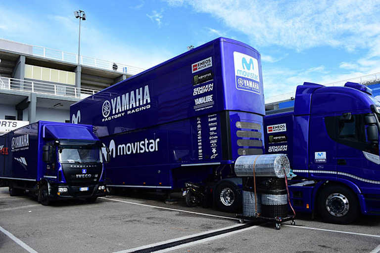 Überschaubare Größe: Der Test-Lkw des Yamaha-Teams mit Folger 2018 in Valencia (links)