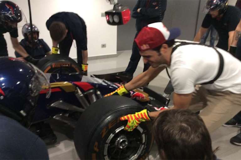 Der Spanier legt Hand an