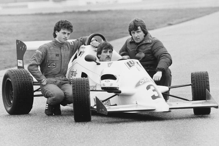 Die Anfänge: Bernd Schneider und Frank Schmickler im März 1985 bei einer Nachwuchs-Sichtung für das Formel Ford 2000-Förderpaket. Rechts Instruktor und Jurymitglied Klaus Niedzwiedz
