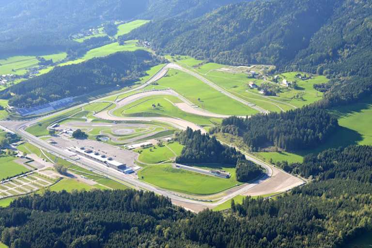 Keine Rennstrecke ist schöner in die Landschaft eingebettet