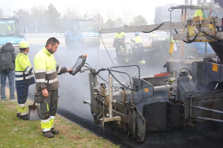 Die Bauarbeiter haben bereits damit begonnen, die zweite Asphaltschicht zu legen