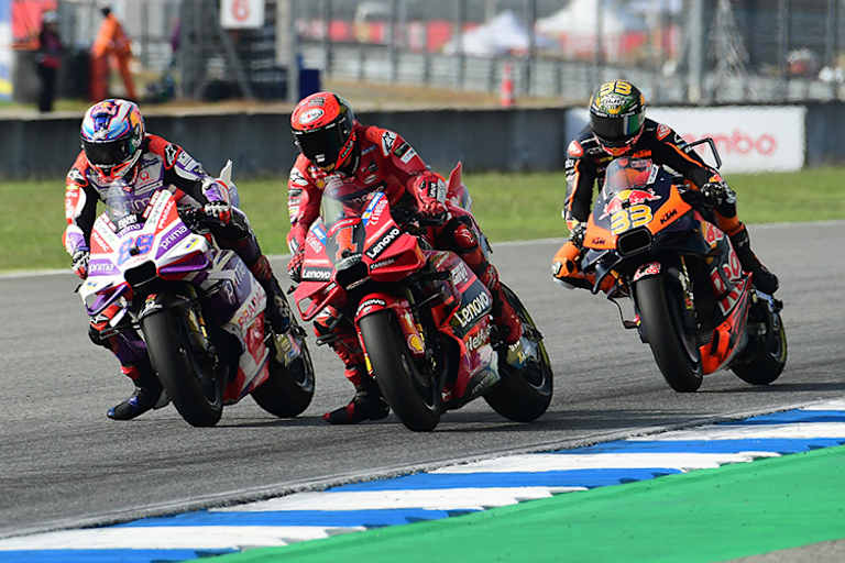 Das übliche Bild: Ducati mit Martin und Bagnaia (beide auf Ducati) vorne, Binder (KTM) dahinter