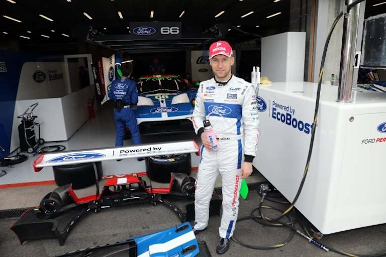 Stefan Mücke vor der Ford-Box