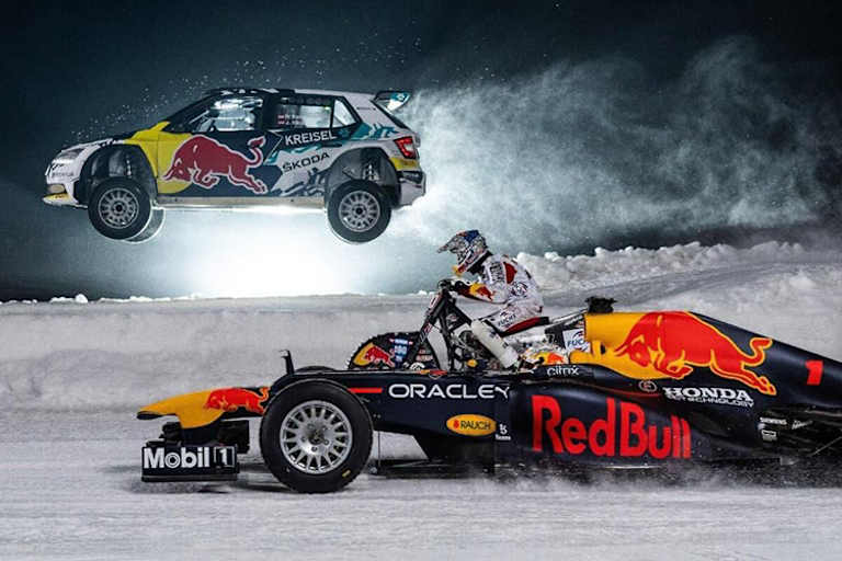 Das sieht man selten: Ein Formel-1-Auto auf Eis