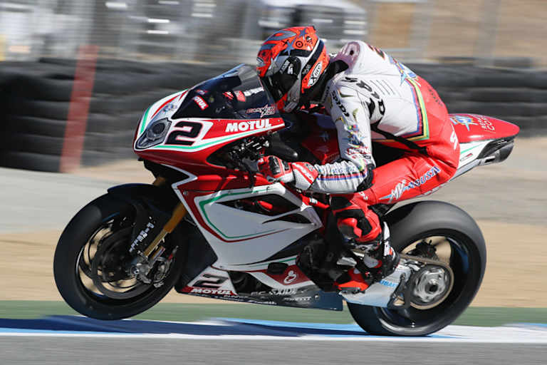 Leon Camier zeigt mit der MV Agusta prächtige Leistungen