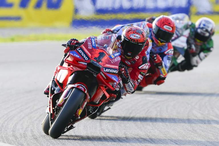 Titelverteidiger Pecco Bagnaia (1) muss auf Sieg fahren